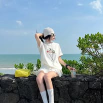Áo thun trắng trong trẻo